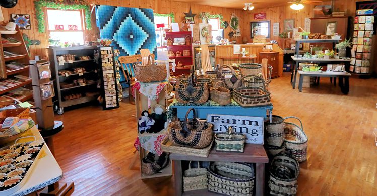 Amish Quilted Wall Hanging - Down a Country Road